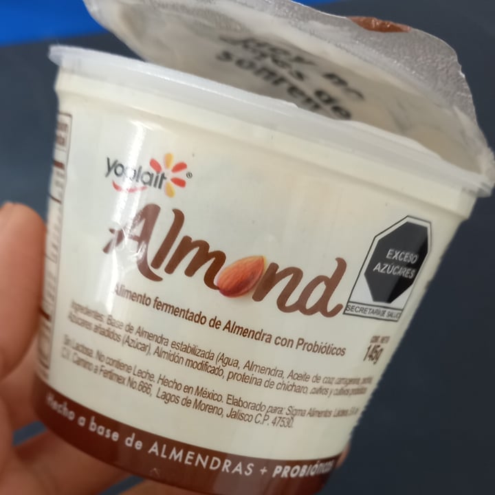 photo of Yoplait Almond Alternativa al Yogurt - Sabor Natural  shared by @mont9505 on  07 Apr 2022 - review