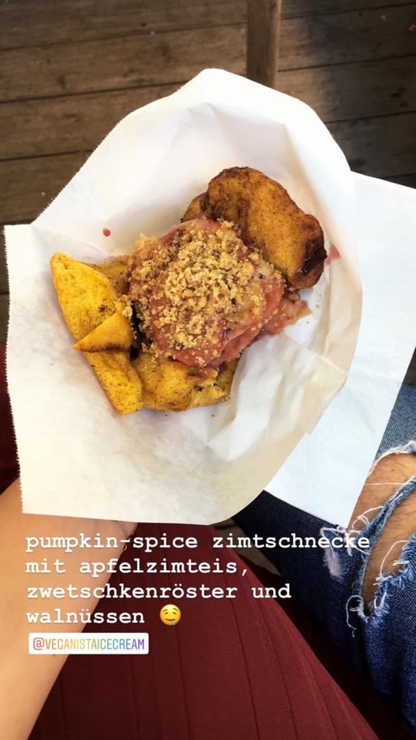 Foto do prato “Pumpkin Spice Cinnamon Bun With Apple And Cinnamon Ice Cream”