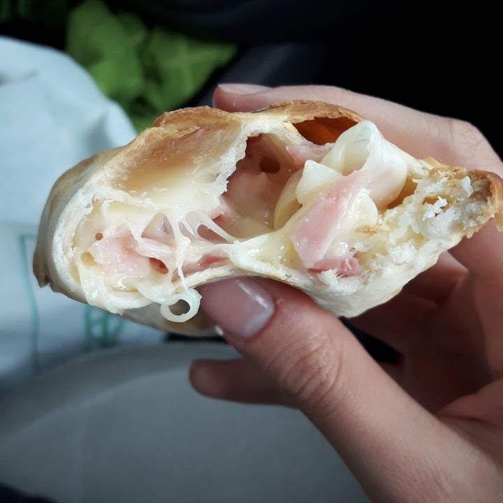 review photo of The empanadas Empanada de jamon y queso vegano shared by @lujanmalik00 on 12 Jan 2021 - review