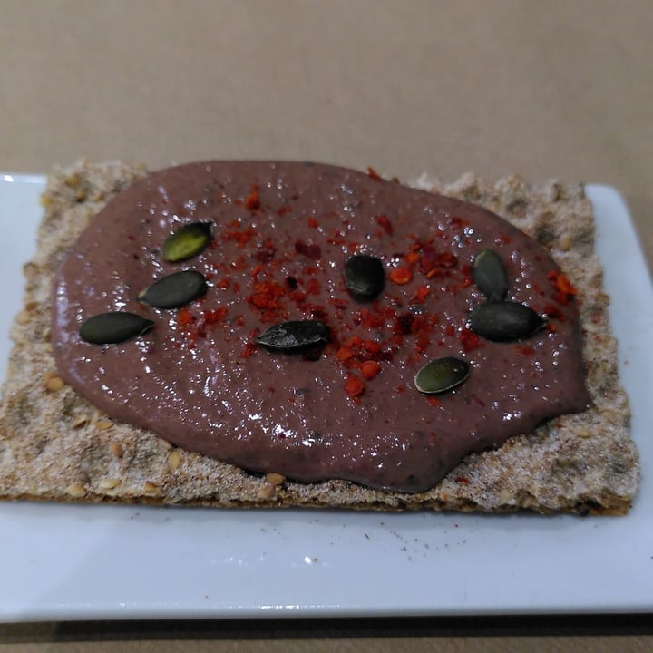 photo of Black Salad Tapenade: Paté De Aceitunas Negras, Nueces Y Cacao Puro Con Escamas De Sal De Añana Y Hojillas De Pimentón Sobre Cricket De Centeno shared by @nayaralupo on  14 Nov 2021 - review