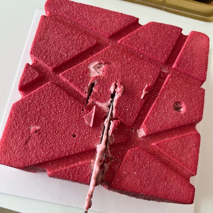 photo of Roa The Midnight Cake (Pick-up Only) raspberry gateux mousse cake shared by @soy-orbison on  30 May 2022 - review