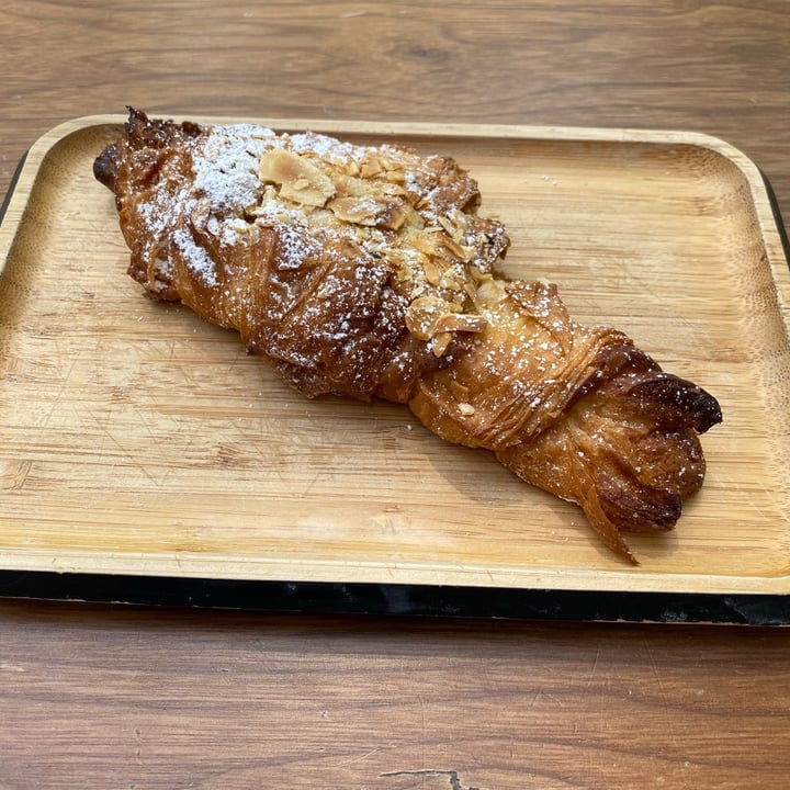 photo of VG Pâtisserie - Pâtisserie Végétale Croissant shared by @thelifeofmichele on  26 Jun 2020 - review