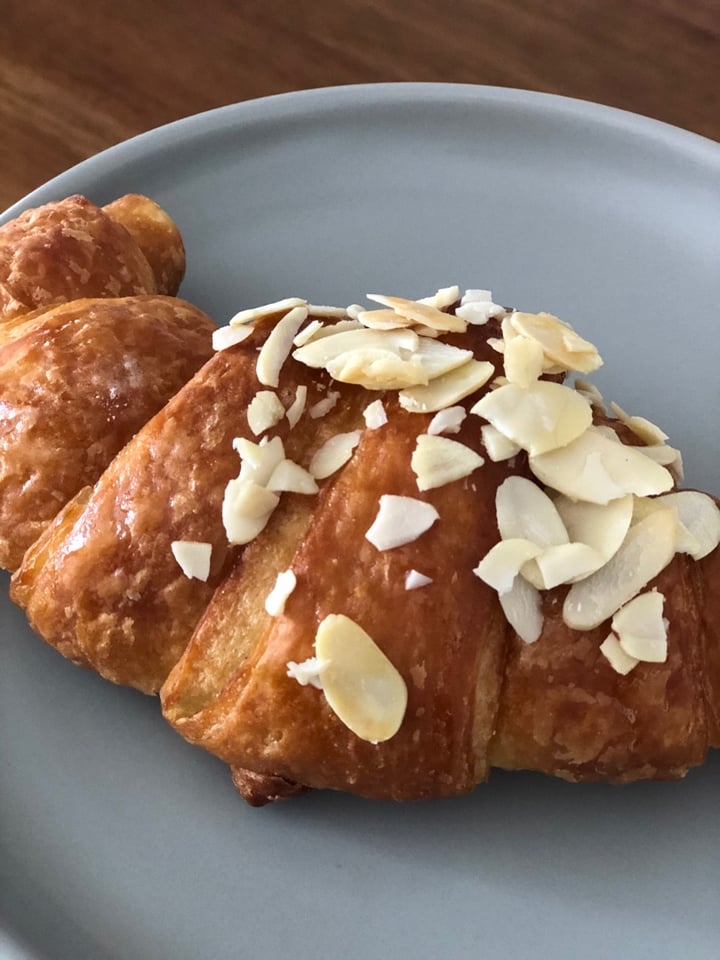 photo of Dolce Bakery Almond Croissant shared by @narrylikes on  25 Nov 2019 - review