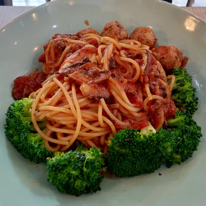 photo of WellSmoocht Olive Tomato Meatball Pasta shared by @veganspicegirl on  02 Nov 2022 - review
