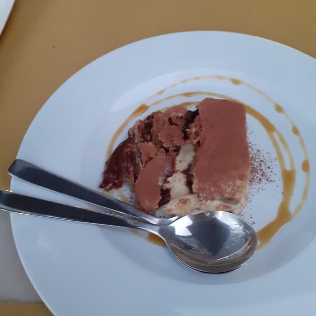 「Tiramisù Con Carruba E Crema Di Anacardi」の料理の写真