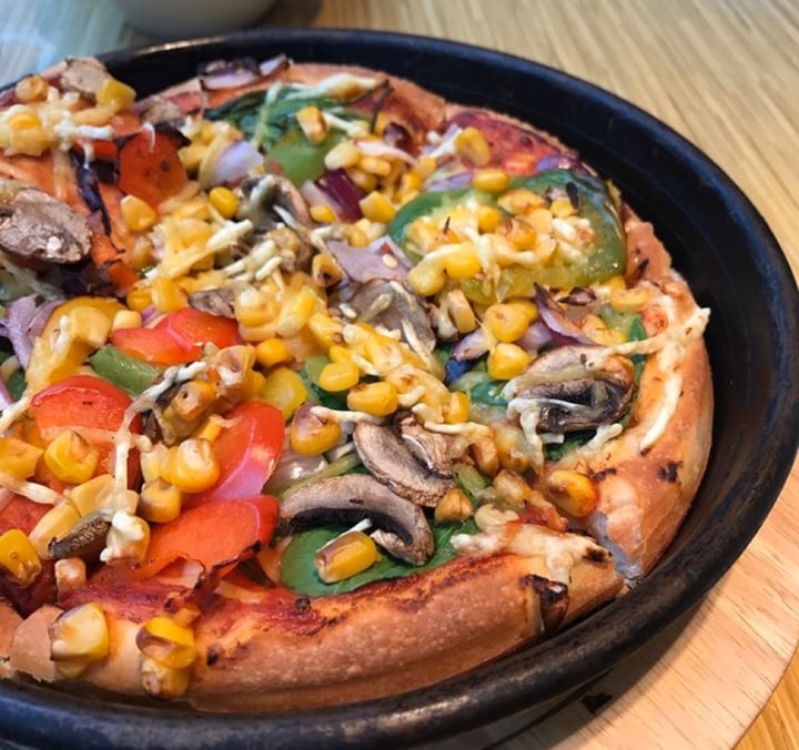 review photo of Pizza Hut Restaurants Vegetable Pizza shared by @jiabetts on 29 Jan 2020 - review