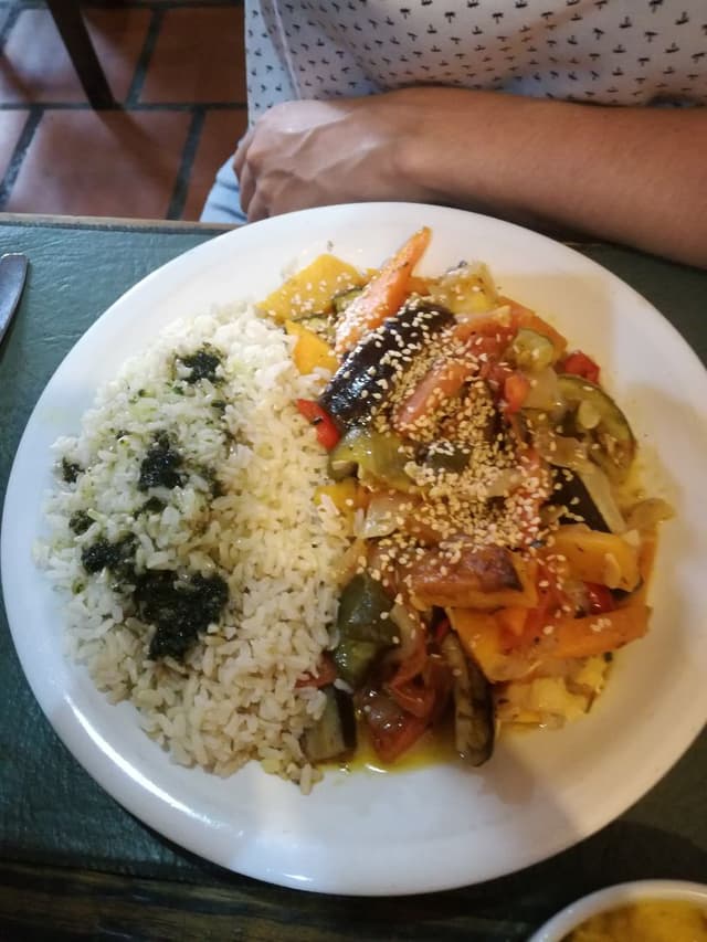 菜肴“GREQUE DE VEGETALES CON ARROZ Y AROMÁTICAS (vegano)”的照片
