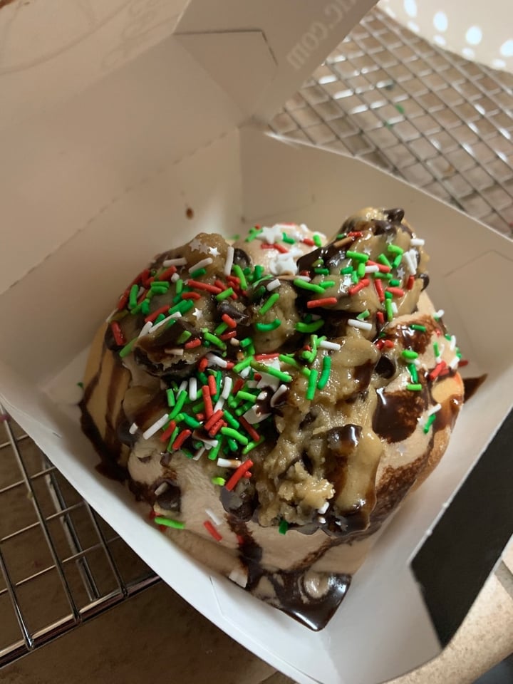 photo of Cinnaholic Vegan Cinnamon Rolls shared by @witchyvegan on  05 Jan 2020 - review