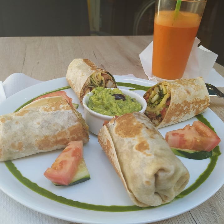 photo of Veggie Garden Maxi wrap con guacamole y queso vegano shared by @atramveggie on  06 Sep 2020 - review
