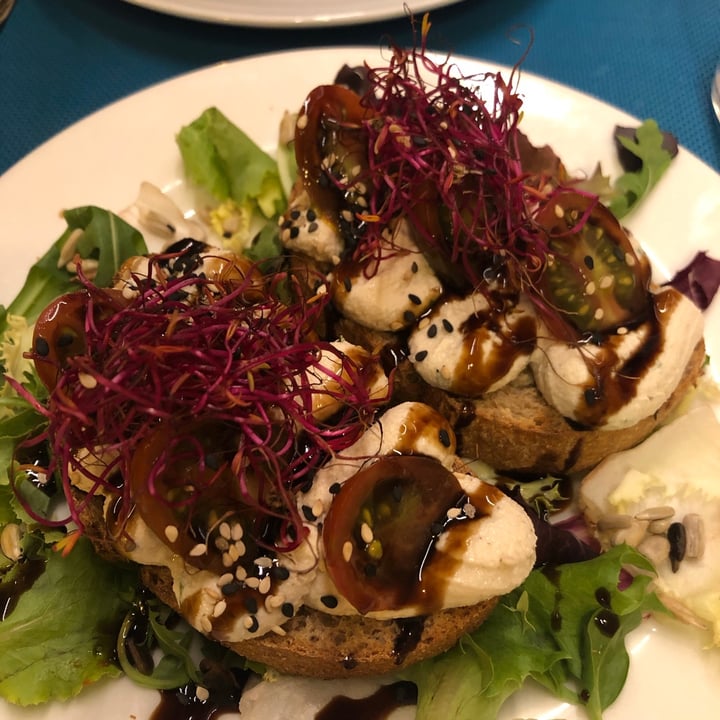 photo of Restaurante Vegetariano Fang i Aram Tostadas con queso cremoso vegano casero shared by @laveganorte on  27 Aug 2020 - review