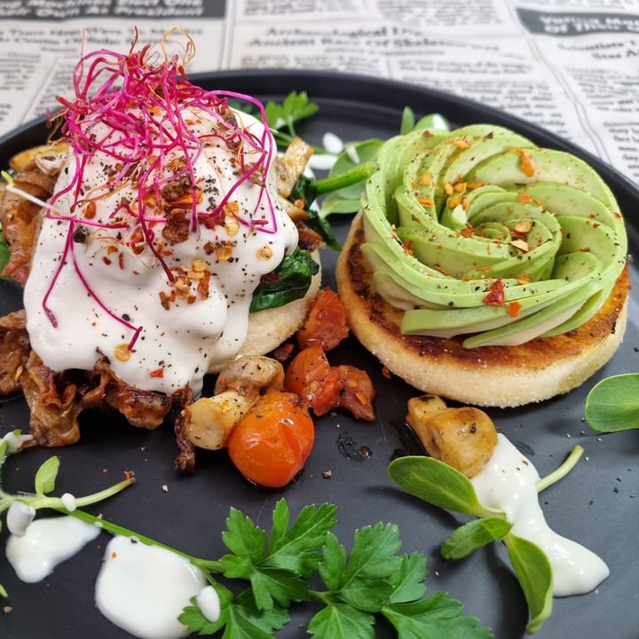 photo of Vegan Streetfood Deli - Obs Eggs Benedict shared by @veganburger on  28 Aug 2022 - review