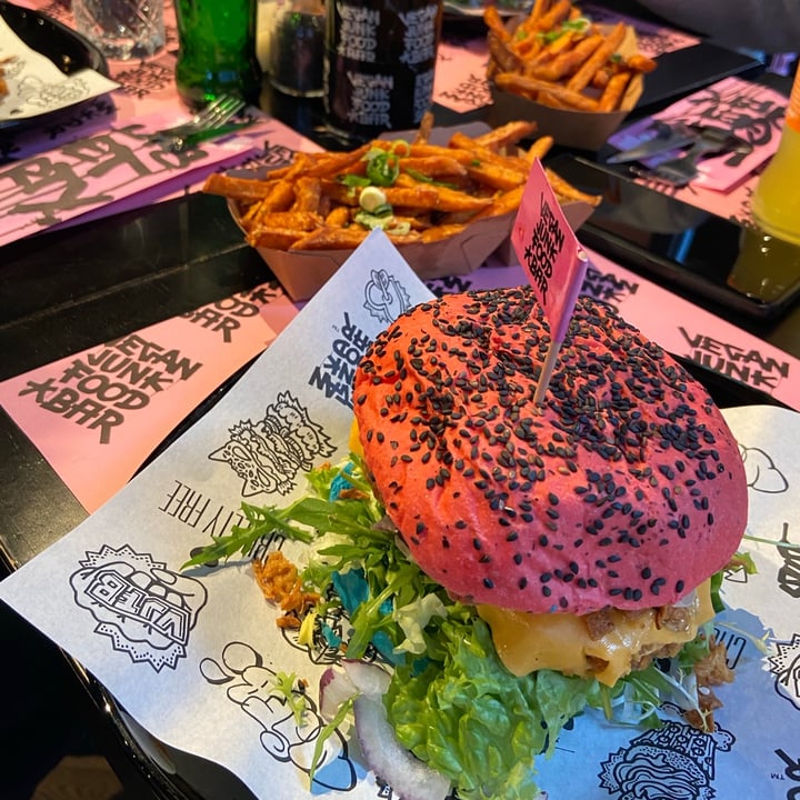 photo of Vegan Junk Food Bar Daddy Burger shared by @happyvegan22 on  06 Aug 2021 - review