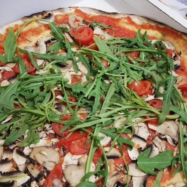 photo of Ristorante Pizzeria La Pieda Pizza rossa con rucola pomodori e funghi freschi shared by @millabazzocchi on  22 May 2022 - review