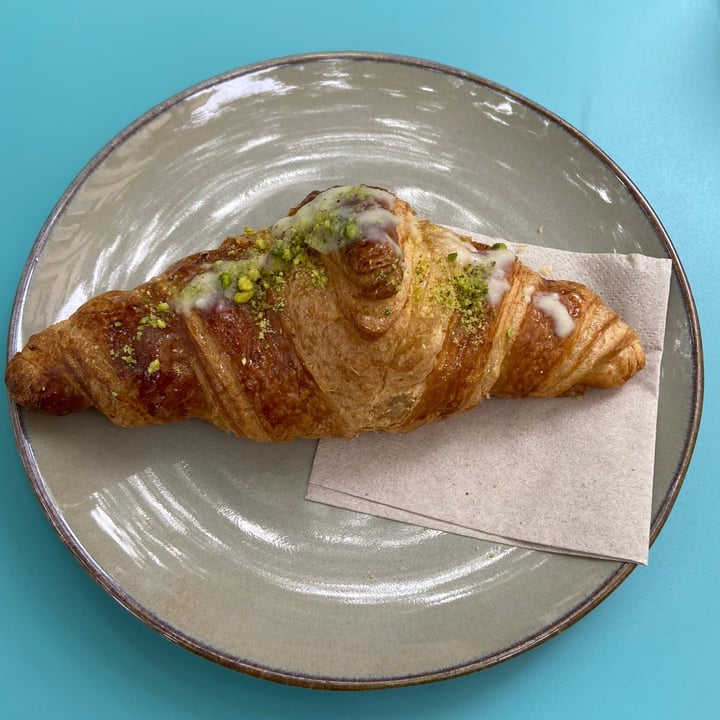 photo of Beagle Pastelería Vegana Croissant De Chocolate Blanco Y Pistachos shared by @martalihe on  22 May 2021 - review