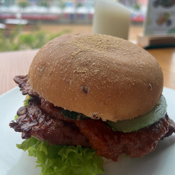 photo of nomVnom Bistro Tempeh Rendang burger shared by @shanicetan on  11 Oct 2022 - review