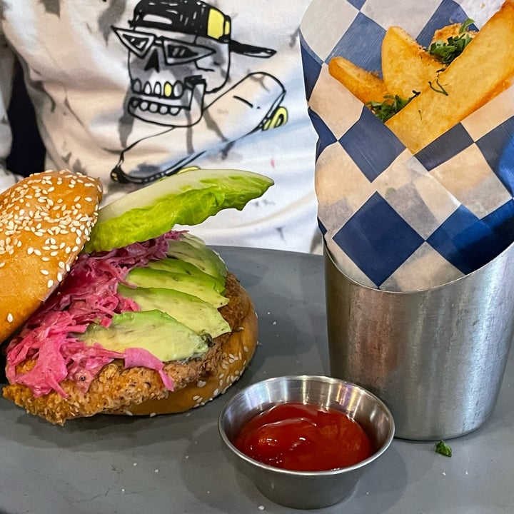 photo of Willow Vegan Bistro Buttermilk Fried Chick’n shared by @chiefwhitepaw on  10 May 2022 - review