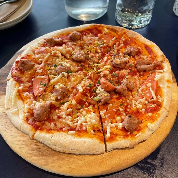 review photo of Green Common Singapore Meat Lovers Pizza shared by @kimjongquiche on 15 Nov 2021 - review