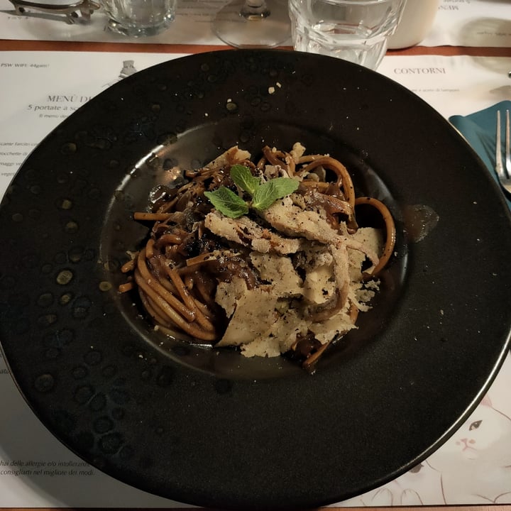 photo of Romeow Cat Bistrot Spaghettone di Gragnano con aglio nero e carciofi croccanti shared by @vegankiyo on  13 Feb 2022 - review