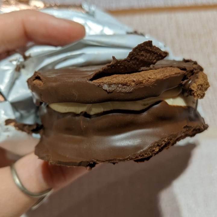 photo of Felices Las Vacas Alfajor Con Pasta De Maní shared by @uncannyval on  28 Dec 2021 - review