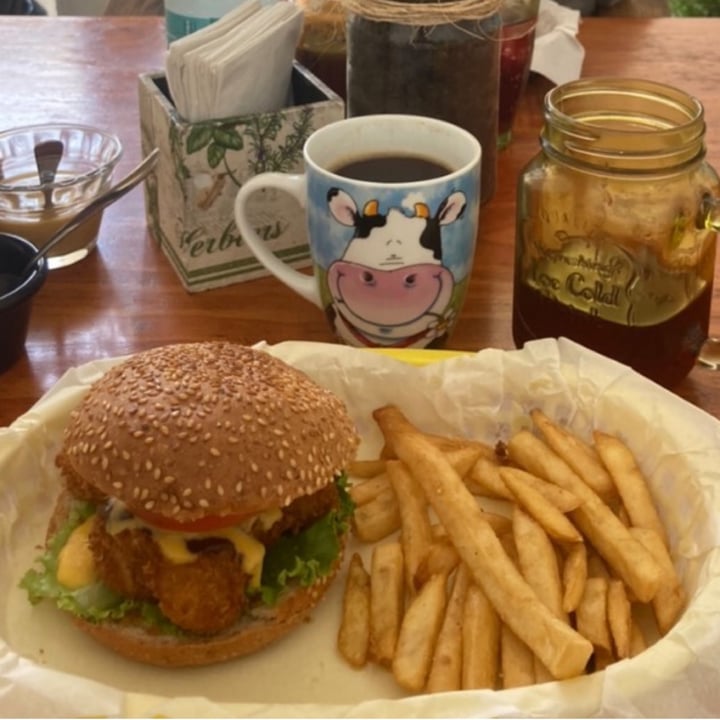 photo of Tomeiro, garnacha vegana Hamburguesa de alitas de coliflor shared by @catrielasoleri on  01 Feb 2022 - review