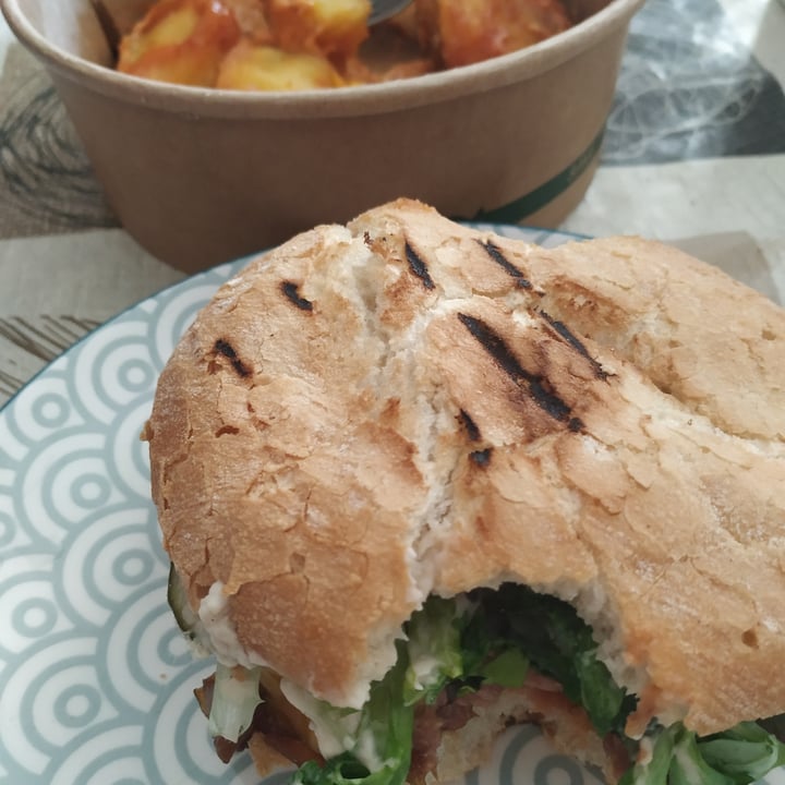 photo of Chiringuito Takuara Beyond burger con patatas shared by @elkeandrea9 on  03 Aug 2021 - review