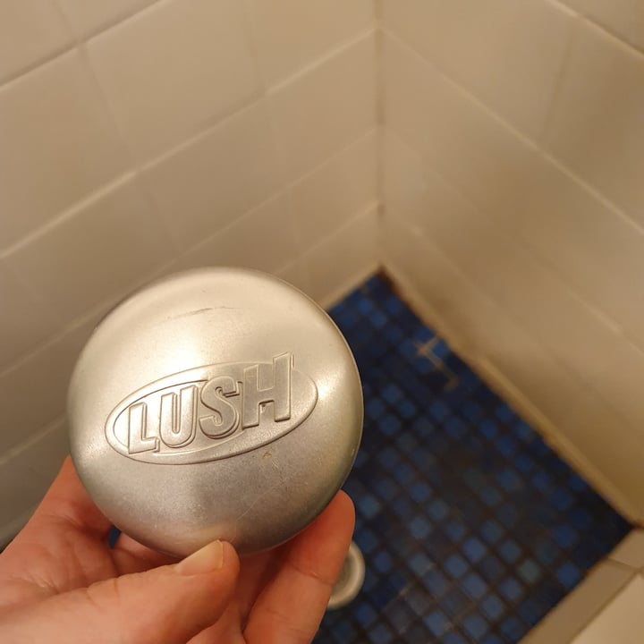 review photo of LUSH Fresh Handmade Cosmetics Shampoo bar soak and float shared by @kaceymad on 22 May 2020 - review