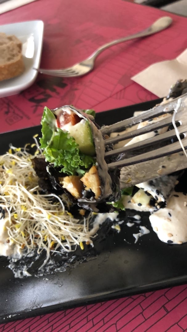 review photo of B-12 Restaurant Bar Vegà Enrotllat d’alga nori amb tempeh i verdures shared by @laiavico on 19 Jan 2020 - review