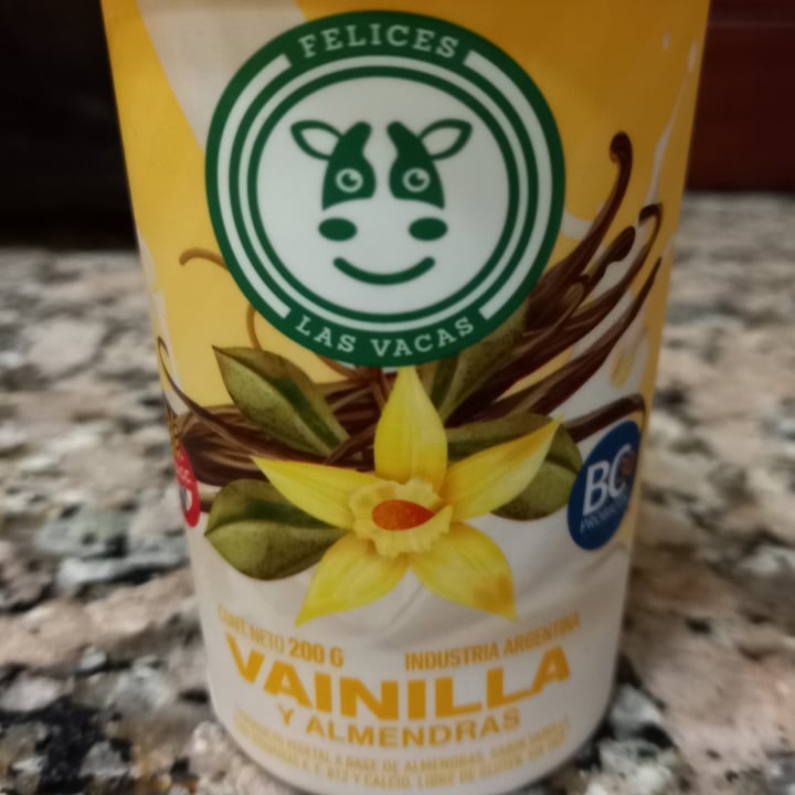 photo of Felices Las Vacas Yogurt de Vainilla y Almendras shared by @lucianacastelnuovo on  25 Jul 2022 - review