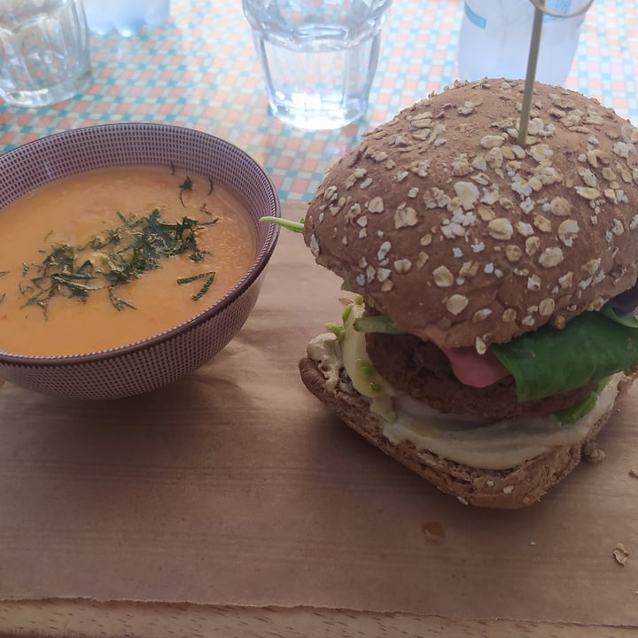review photo of Fram Cafè Bistrot Bio Veg Panino con burger di tofu e gazpacho di melone shared by @martatze on 03 Jul 2022 - review
