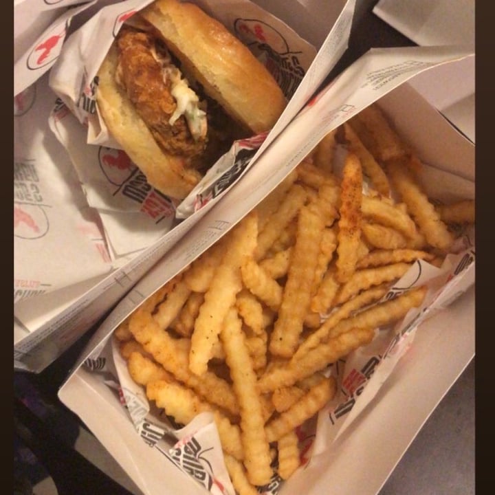 review photo of Monroe's Hot Chicken Vegan hot chicken sandwich shared by @serenaraquel on 31 Dec 2020 - review