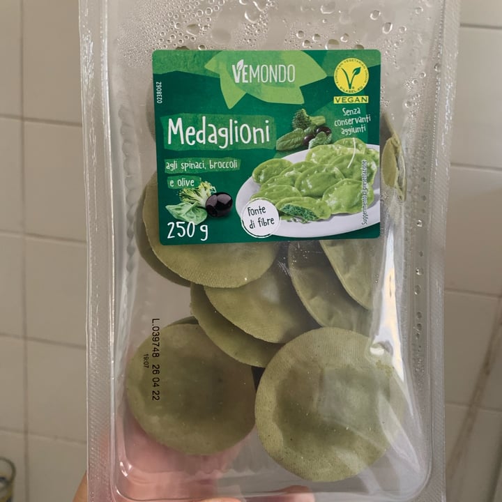 photo of Vemondo Medaglioni Agli Spinaci, Broccoli E Olive shared by @violetwish on  22 Mar 2022 - review