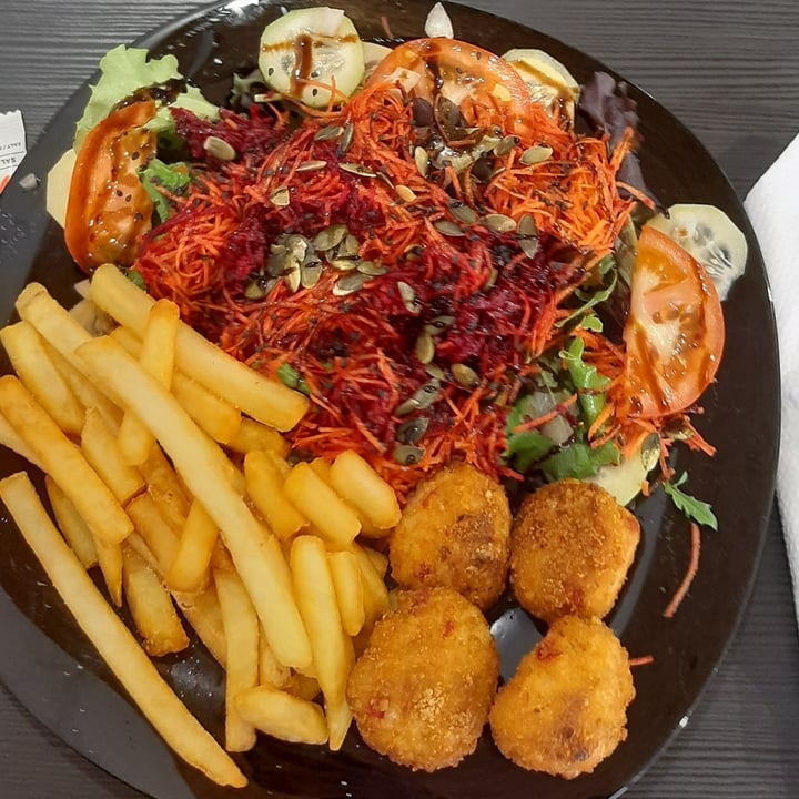 photo of Vegana By Tentúgal Nuggets With Salad shared by @bets911 on  09 Mar 2022 - review