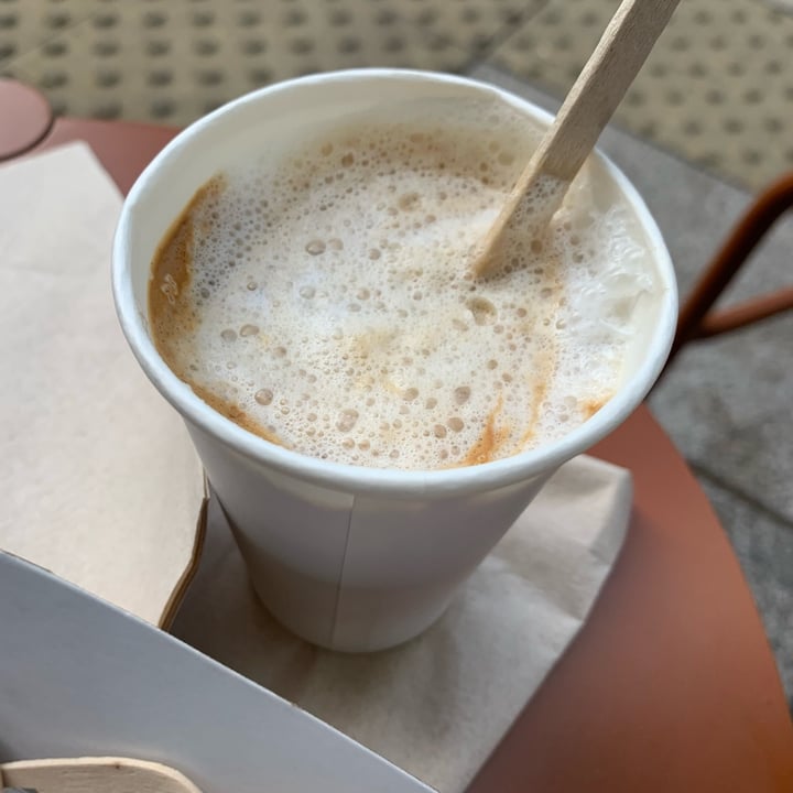 photo of La Manteca Negra Cafe con leche de almendras shared by @jessylzm on  14 Feb 2022 - review