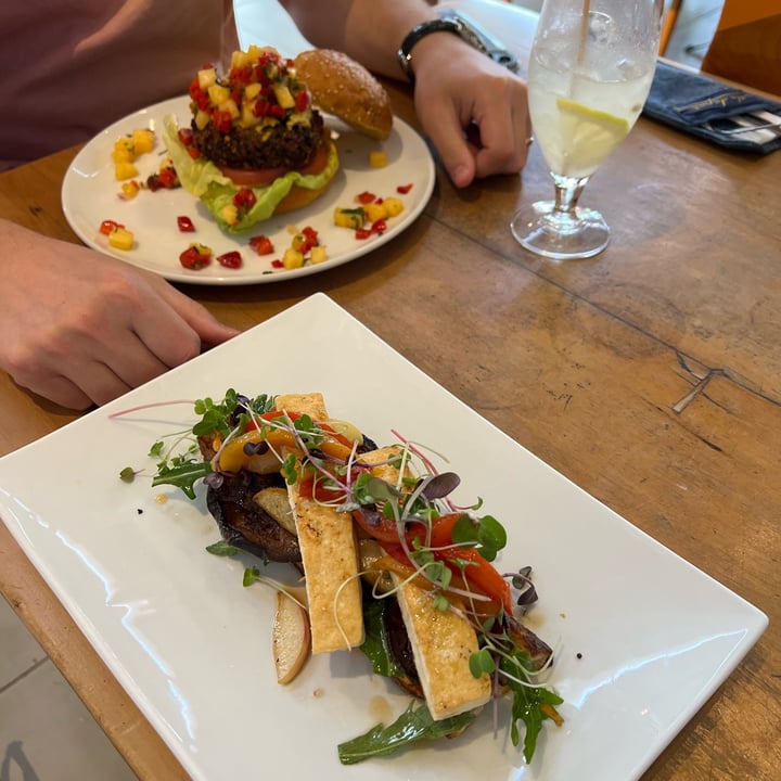 photo of île de païn - lunch & breakfast restaurant & artisan bakery Mediterranean Tofu Bruschetta shared by @binkyg on  10 Nov 2022 - review