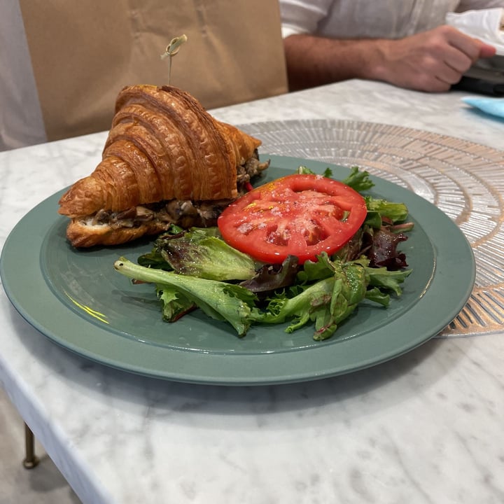 photo of L' Artisane Creative Bakery Avocado Toast Croissant shared by @wmdiomedi on  14 Jul 2021 - review