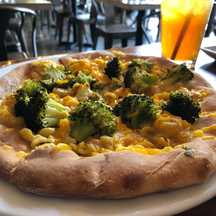 photo of Sage Plant Based Bistro and Brewery Echo Park Mac & Cheese Pizza shared by @evolotus on  18 Mar 2019 - review