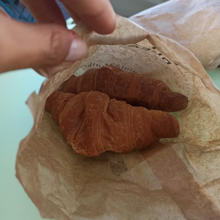 photo of Land&Monkeys Amsterdam croissant shared by @sorinaparis on  10 Aug 2022 - review