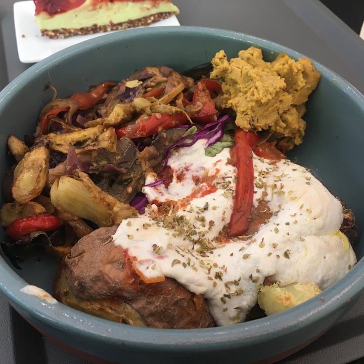 photo of Väcka Cheesy Asia Bowl con Mözza Fundida Y Verduras Al Wok, Jackfruit Y Vinagreta Al Miso. shared by @ferbcn on  10 Sep 2020 - review