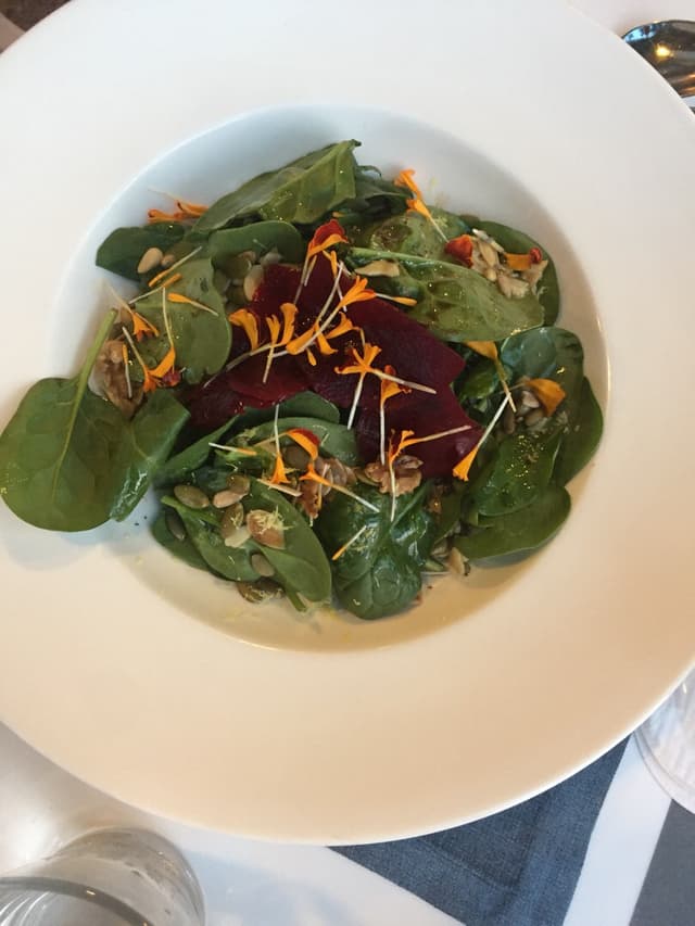 Foto del plato “Beet And Spinach Salad”