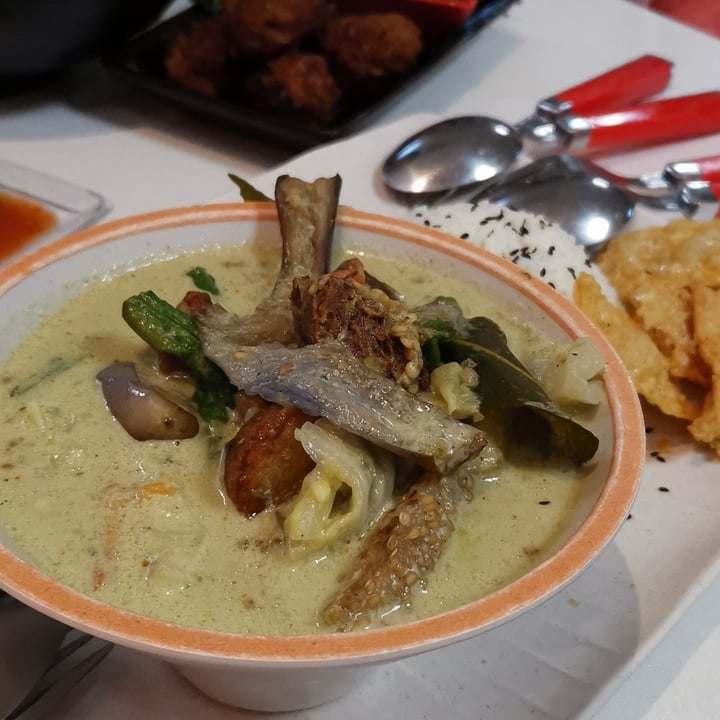 photo of Red Apple Veggie Café Green Curry Rice shared by @ryzahandprints on  03 Jan 2021 - review