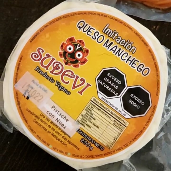 photo of Sudevi Imitación queso manchego pistache-nuez shared by @esterarroyo on  12 Aug 2022 - review