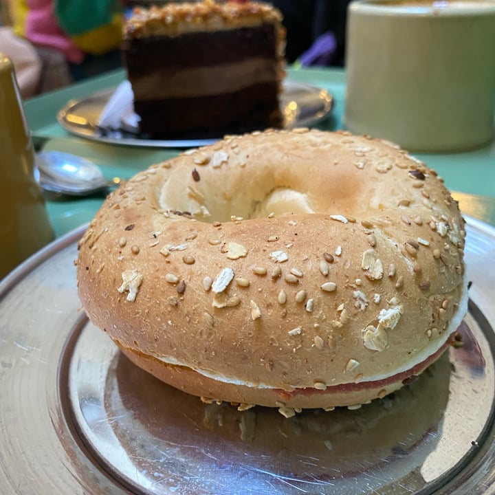 photo of Bioma Plant Based Café Belgrano Bagel de jamón y queso shared by @mferchitag on  08 Sep 2022 - review
