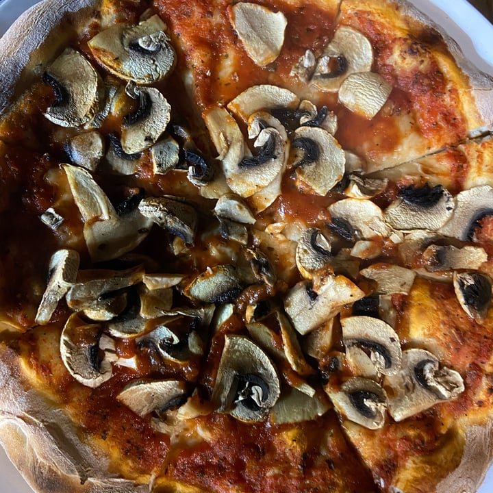 photo of Il Forno Pizza & Pasta Pizza rossa con i funghi shared by @federego77 on  23 Apr 2022 - review