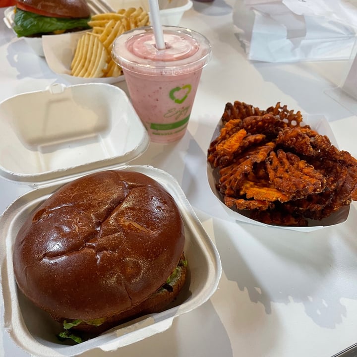 review photo of Meta Burger Flatiron Burger shared by @larissasteiner on 05 Jul 2021 - review