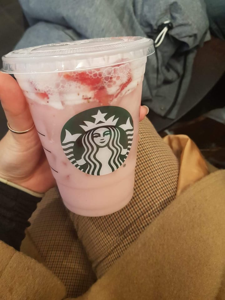 photo of Starbucks pink drink shared by @yasminbee on  04 Sep 2019 - review