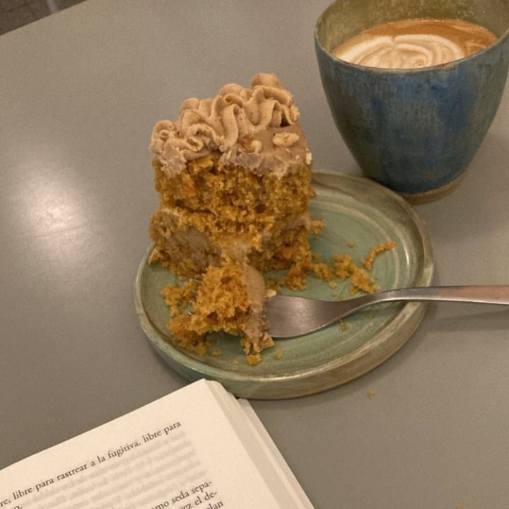 photo of Bioma plant based café Budin carrot cake shared by @lunavanmeegroot on  14 Mar 2022 - review