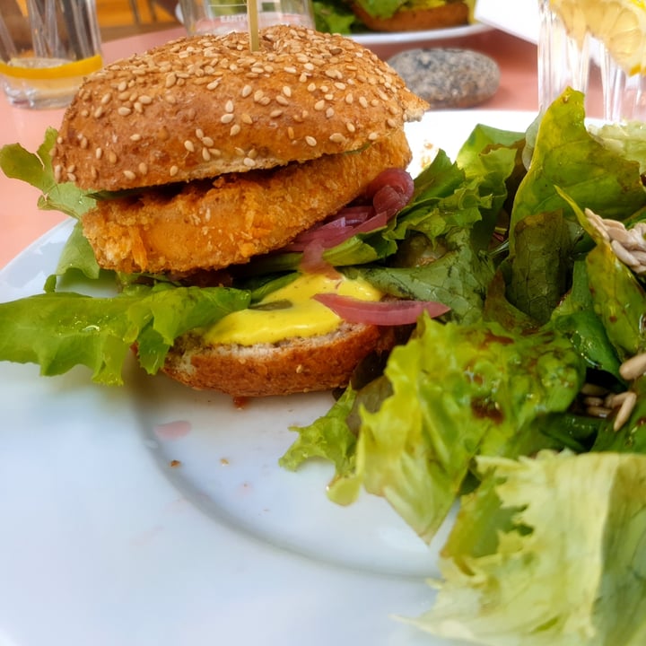 review photo of Zusjes Lunchroom Japanse tofu burger shared by @robis on 07 Aug 2020 - review