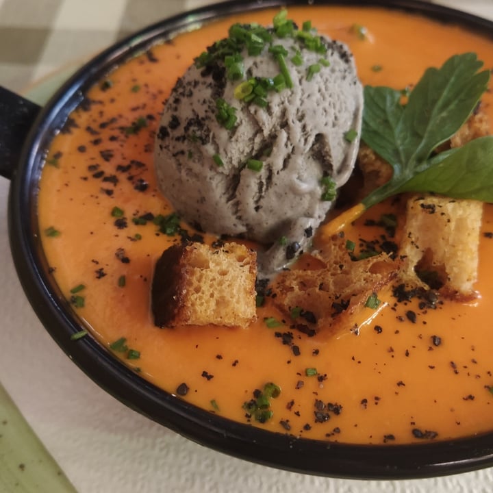 photo of Blanco y Negro Salmorejo Con Helado De Aceituna Negra Y Almendras shared by @ebarrenetxea on  09 Dec 2021 - review