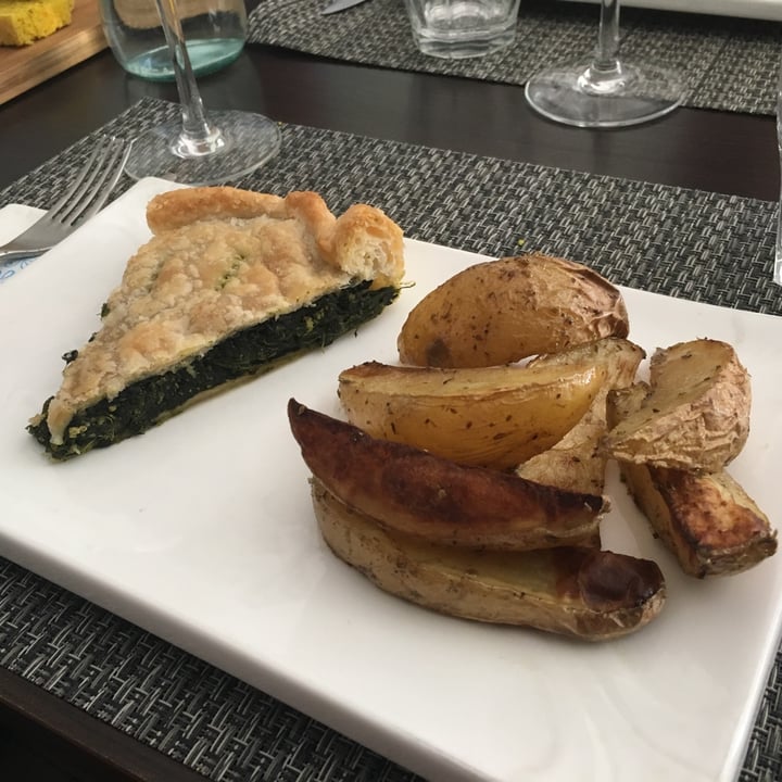 photo of Cucina Rock - Vibrazioni Vegetali Torta pasqualina e patate al forno shared by @pepaak on  19 Apr 2022 - review
