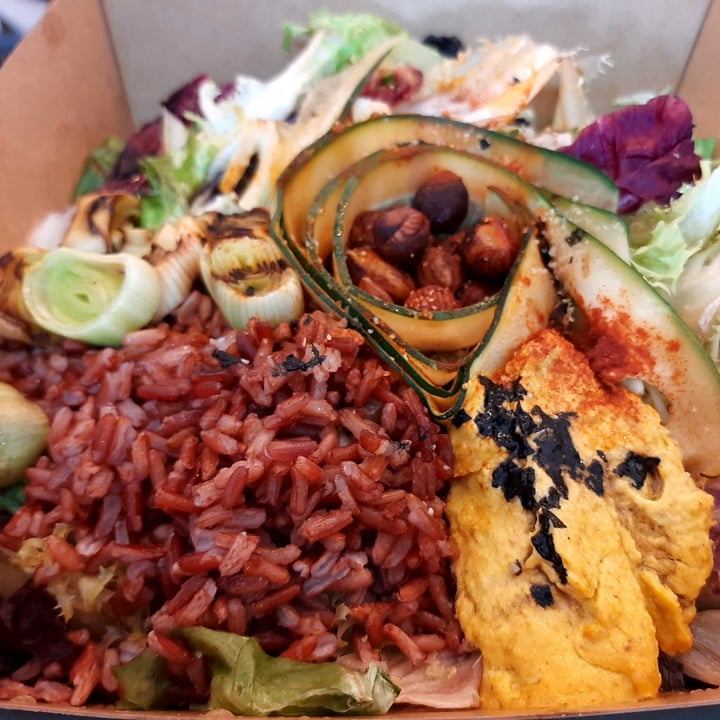 photo of La Píldora Verde Ensalada con arroz rojo shared by @madridvegano on  01 Aug 2021 - review